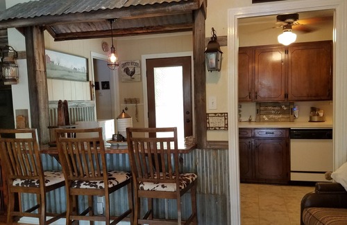 Landon Branch Casa | WILD WILD WEST HOME, cerca de SILOS, MAGNOLIA TABLE, Shopping, EATERIES, LAKE!