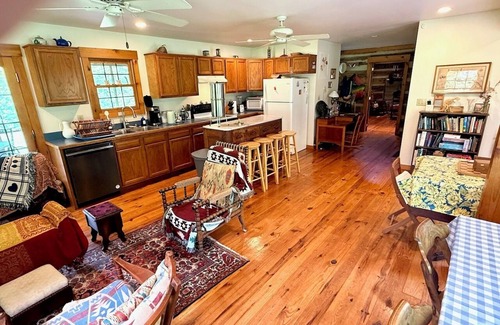 Shepherdsville Cabina | Unique Woodland Haven: Peaceful Historic Cabin with Modern Comforts
