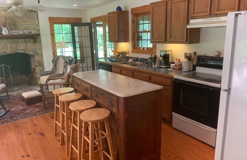 Shepherdsville Cabina | Unique Woodland Haven: Peaceful Historic Cabin with Modern Comforts