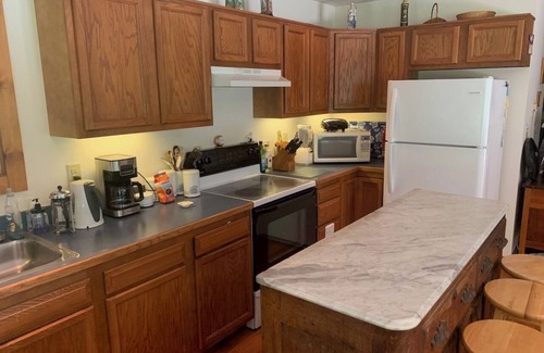 Shepherdsville Cabina | Unique Woodland Haven: Peaceful Historic Cabin with Modern Comforts