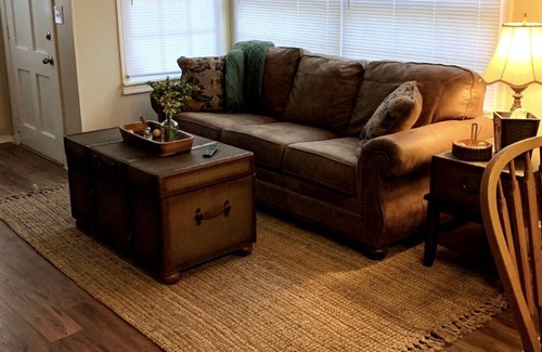 San Saba Apartamento | Unit 206, a 1946 historic Triplex bungalow style apartment of approx. 800 sq ft.