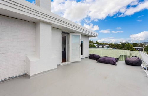 Henderson Apartamento | Sunny Side Getaway with views and deck
