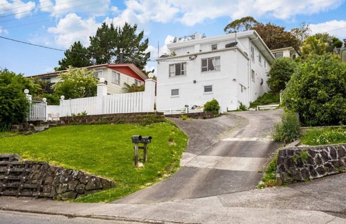 Henderson Apartamento | Sunny Side Getaway with views and deck