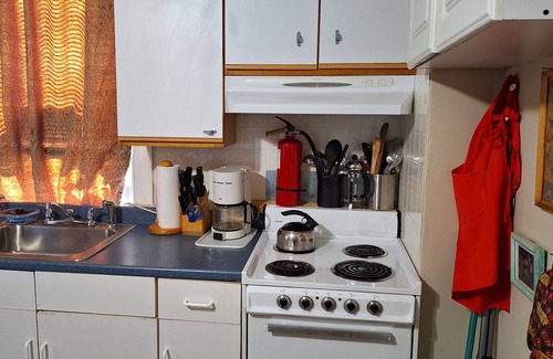 Petworth Apartamento | Unit 3 - Fabulous -1 Bedroom, Washington DC Townhome with AC, WiFi, TV/kitchen.