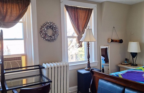 Petworth Apartamento | Unit 3 - Fabulous -1 Bedroom, Washington DC Townhome with AC, WiFi, TV/kitchen.