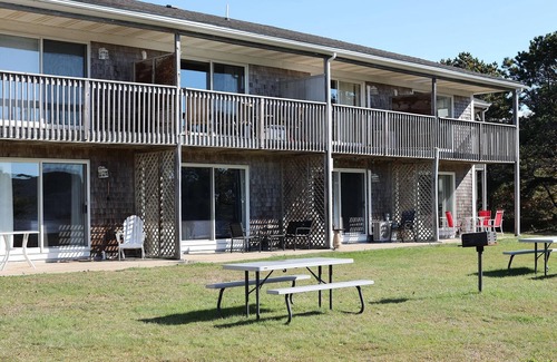 North Truro Condominio | Unidad # 45 - GRAN ESTUDIO EN PLANTA BAJA, CUBIERTA PRIVADA EN N TRURO