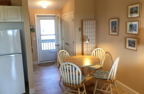 North Truro Condominio | Unidad # 46 - Estudio grande en el segundo piso, terraza privada con vista de agua distante