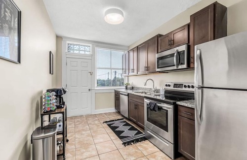 Brush Park Apartamento | Unit 5 · Historic Brush Park 1 BDRM Apt w Workstation
