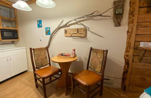 Cedaredge Apartamento | Unit 6: Queen Suite /w Kitchenette