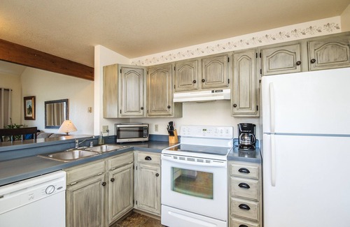 Red Lodge Condominio | Unit #7 Cozy 2 Bed/2 Bath Condo on Golf Course with Hot tub/ Sauna/ Pool