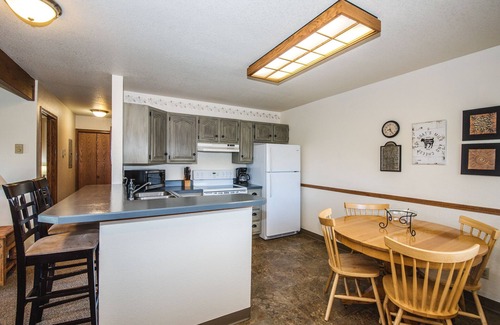 Red Lodge Condominio | Unit #7 Cozy 2 Bed/2 Bath Condo on Golf Course with Hot tub/ Sauna/ Pool
