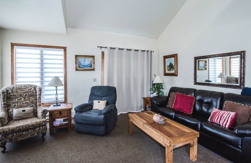 Red Lodge Condominio | Unit #7 Cozy 2 Bed/2 Bath Condo on Golf Course with Hot tub/ Sauna/ Pool