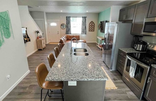 Spokane Apartamento | Downtown 3/2, garage, EV Charger, private yard, walk to arena!