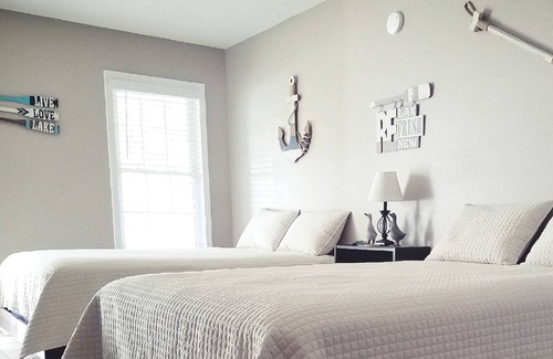 Jamestown Cabaña | Unit B - 2 queen beds, 1 full bath, queen sleeper sofa, close to lake
