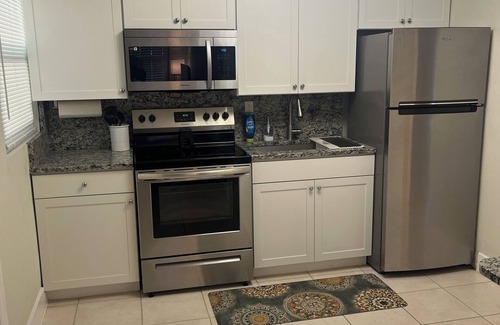 Lake Worth Apartamento | Unit B - Freshly Remodeled 1/1-Close to everything!