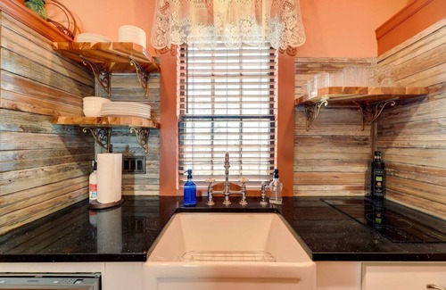 New Bern Casa | Unit B | Victorian Vacation Rental In Downtown!