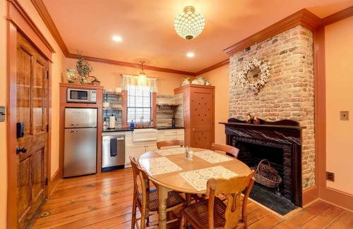 New Bern Casa | Unit B | Victorian Vacation Rental In Downtown!
