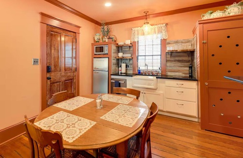 New Bern Casa | Unit B | Victorian Vacation Rental In Downtown!