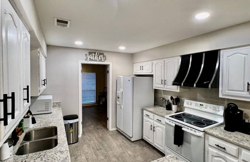 Universal City Casa | 4BR Universal City Furnished Relocation Stay Near Randolph AFB Wi-Fi W/D