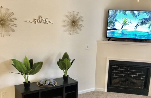 University Place Apartamento | University Condo by the Lake, PNC & UNC-Charlotte - 2B 2 Ba