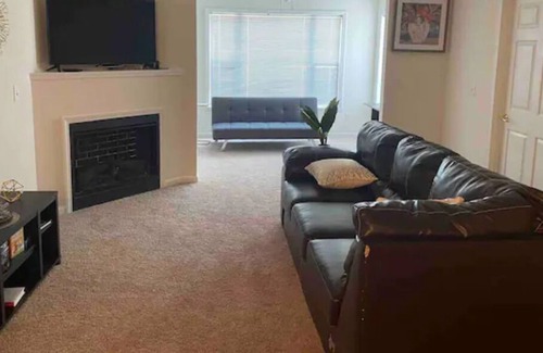 University Place Apartamento | University Condo by the Lake, PNC & UNC-Charlotte - 2B 2 Ba
