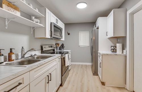 Downtown Akron Casa | University of Akron Retreat: Dogs Welcome!