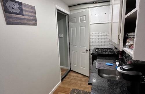 Chapel Hill Apartamento | University Retreat is a 650 sq foot efficient space close to UNC and everything.