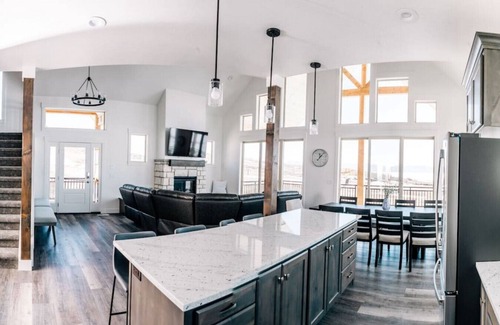 Fish Haven Casa | Unobstructed Lake Views! Bunk Room w/ Video Games! Ping Pong & Foosball! Extra Fridge & Freezer Space!