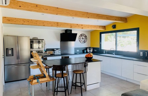 Caremeau Casa | Unoverlooked villa swimming pool summer kitchen gym