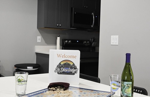Bellaire Condominio | Unpack and relax in this 2 bedrm, 1.5 bath mountain view condo. Sleeps 6. Pools
