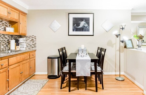 Laguna Beach Condominio | Villa tranquila y privada con vista al mar en el pueblo 3 Blks to Sea, estacionamiento privado