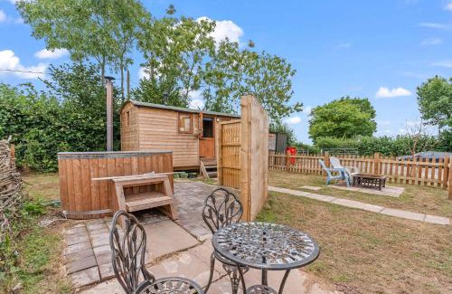 Yarpole Casa | Unplug & Reconnect, Romantic Retreat with Hot Tub