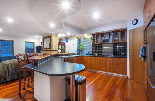 Wilson Casa | Unrestricted views of the Swan River with a walk/bike path to Perth