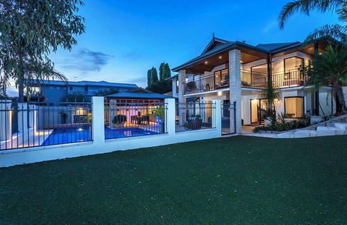 Wilson Casa | Unrestricted views of the Swan River with a walk/bike path to Perth