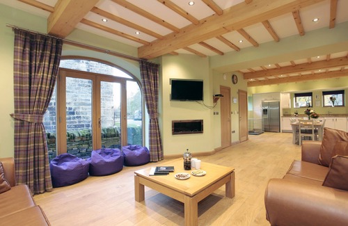 Hoylandswaine Cabaña | Unsliven Bridge Barn - sleeps 7 guests in 3 bedrooms