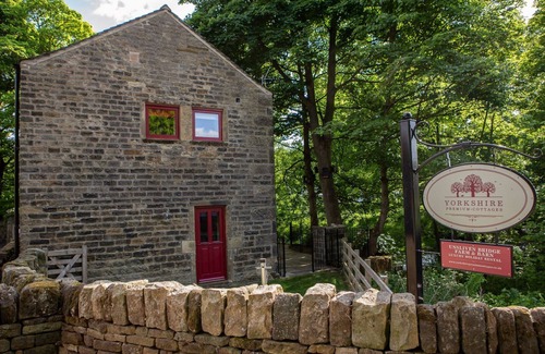 Hoylandswaine Cabaña | Unsliven Bridge Barn - sleeps 7 guests in 3 bedrooms