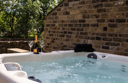 Hoylandswaine Cabaña | Unsliven Bridge Farm - sleeps 15 guests in 7 bedrooms