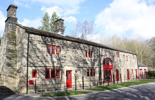 Hoylandswaine Cabaña | Unsliven Bridge Farm - sleeps 15 guests in 7 bedrooms