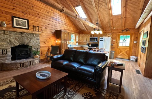 Logan Cabina | "Unto the Hills" Scenic and quiet cabin in Hocking Hills on 5 acres with a pond