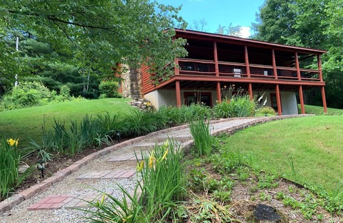 Logan Cabina | "Unto the Hills" Scenic and quiet cabin in Hocking Hills on 5 acres with a pond