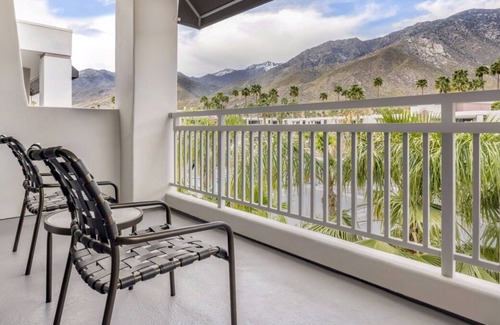 Canyon Corridor Complejo | Unwind and Explore | Your Palm Springs Retreat! 4 Stunning Suite w/ Balcony