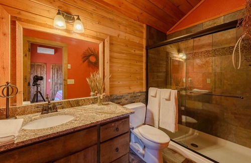 Todd Casa | 3BR / 3. 5BA Luxury Mountain Home con magníficas vistas, jacuzzi, mesa de billar, suites King, acabados de lujo