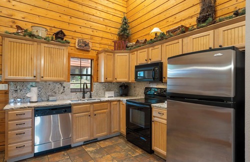 Branson Theater District Cabina | Unwind and Relax! Walk-in Log Cabin with Gas Fireplace and Screened Balcony