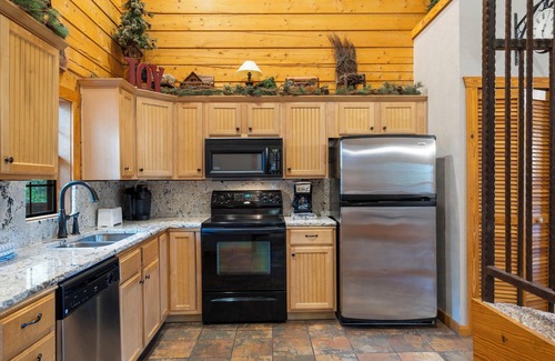 Branson Theater District Cabina | Unwind and Relax! Walk-in Log Cabin with Gas Fireplace and Screened Balcony