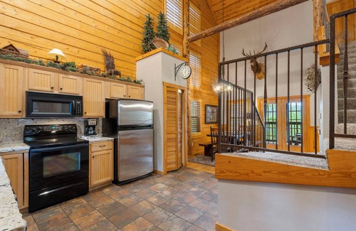 Branson Theater District Cabina | Unwind and Relax! Walk-in Log Cabin with Gas Fireplace and Screened Balcony