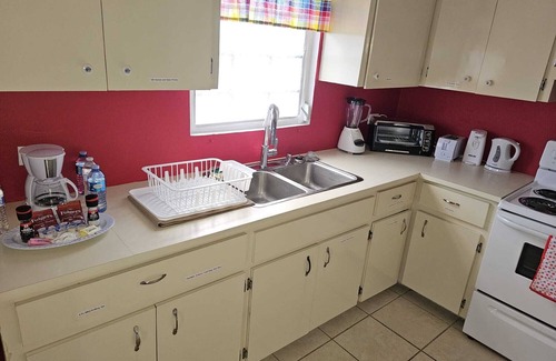 Estate Strawberry Hill Casa | Unwind at this peaceful, centrally located, 2 bed/2 bath tropical oasis.