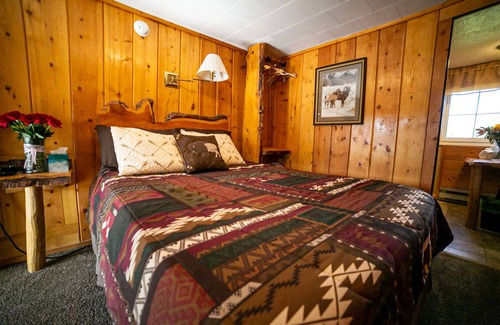 Dubois Cabina | Unwind in a Deluxe Queen Room with Scenic Riverfront and Serene Mountain Vistas.
