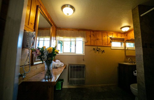 Dubois Cabina | Unwind in a Deluxe Queen Room with Scenic Riverfront and Serene Mountain Vistas.