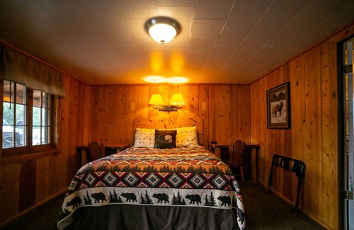 Dubois Cabina | Unwind in a Deluxe Queen Room with Scenic Riverfront and Serene Mountain Vistas.