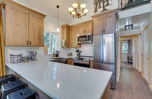 Cle Elum Cabina | Unwind in Cle Elum: Hot Tub & Cozy Fireplace!